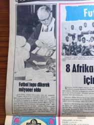 Yeni Asır Sarmaşık Gazetesi - Turkish Newspaper - 19 Şubat 1972 - tiyatro sevgisi daha ağır bastı Müjdat Gezen ve İlhan Daner yuvaya döndü Fotoğraf - Seher Şeniz daha Konak meydanını bile görmedi Fotoğrafı - Ayben Erman çillerim benim her şeyim diyor Fotoğrafı - Jackie Onassis bir fotoğrafçı yüzünden mahkemede 2 saat ifade verdi - Bahar Erdeniz'in kaprislerinden bıkan menajeri Yılmaz Koç şimdi yeni bir yıldız yaratacağım diyor Fotoğrafı - Cüneyt Arkın burdur'da deprem ile ilgili film çekiyor - Fatma Girik Fotoğrafı - Landru ve cinayetleri - hırsız oynayanlar Cüneyt Algür Suna Sunay Zeki Tüney Özcan Bilge Talat Gözbak Sabahat Işık Foto Roman - Ersen Pop Folk'u anlatıyor - Ege'de haftanın plakları - My Boy Richard Harris söylüyor - kederli yıllar oynayanlar Meliha Şoray Eyüp Uyanıkoğlu Mehmet Özekit Nazlı Ece Ferda Büyükgüneş Foto Roman - futbolda siyah tehlike - 8 Afrika ülkesi Avrupa'da boy göstermek için kıyasıya mücadeleye girişti - John Miller futbol topu dikerek milyoner oldu foto