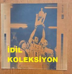 TÜRKİYE CUMHURİYETİ ESKİ BAŞBAKANI TANSU ÇİLLER'İN AJANS-BASIN FOTOĞRAFI (KAĞIT BASKI) - 21 x 21 cm EBADINDA - TANSU ÇİLLER, BAŞBAKANLIK KUPASINI KAZANMIŞ OLAN FENERBAHÇE'NİN KAPTANI OĞUZ ÇETİN'E KUPAYI VERİRKEN ÇEKİLMİŞ BİR KARE. 1993