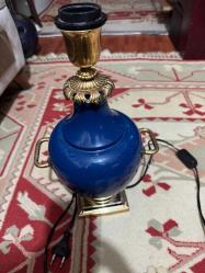 Vintage Tarz Kobalt Mavisi Masa Lambası Şık kobalt mavisi porselen gövde. Altın rengi (pirinç görünümlü) ayak, kulp ve duy detayları. Boy 40 cm Çalışır durumda