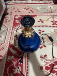 Vintage Tarz Kobalt Mavisi Masa Lambası Şık kobalt mavisi porselen gövde. Altın rengi (pirinç görünümlü) ayak, kulp ve duy detayları. Boy 40 cm Çalışır durumda