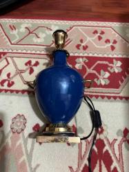 Vintage Tarz Kobalt Mavisi Masa Lambası Şık kobalt mavisi porselen gövde. Altın rengi (pirinç görünümlü) ayak, kulp ve duy detayları. Boy 40 cm Çalışır durumda