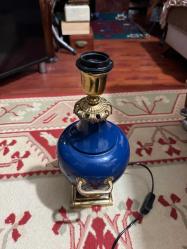 Vintage Tarz Kobalt Mavisi Masa Lambası Şık kobalt mavisi porselen gövde. Altın rengi (pirinç görünümlü) ayak, kulp ve duy detayları. Boy 40 cm Çalışır durumda