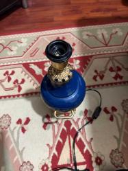 Vintage Tarz Kobalt Mavisi Masa Lambası Şık kobalt mavisi porselen gövde. Altın rengi (pirinç görünümlü) ayak, kulp ve duy detayları. Boy 40 cm Çalışır durumda