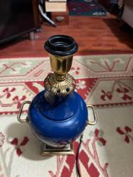 Vintage Tarz Kobalt Mavisi Masa Lambası Şık kobalt mavisi porselen gövde. Altın rengi (pirinç görünümlü) ayak, kulp ve duy detayları. Boy 40 cm Çalışır durumda