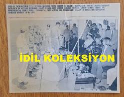 TÜRKİYE CUMHURİYETİ ESKİ BAŞBAKANI TANSU ÇİLLER'İN AJANS-BASIN FOTOĞRAFI (KAĞIT BASKI) - 13 x 10 cm EBADINDA - TANSU ÇİLLER, GENERALLERLE BİRLİKTE TATBİKATI TAKİP EDERKEN. 1995