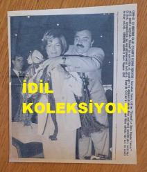 TÜRKİYE CUMHURİYETİ ESKİ BAŞBAKANI TANSU ÇİLLER'İN AJANS-BASIN FOTOĞRAFI (KAĞIT BASKI) - 14 x 11 cm EBADINDA - TANSU ÇİLLER, ŞIRNAK'TAKİ BİR PANELDEYKEN. 1995