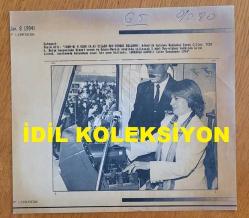 TÜRKİYE CUMHURİYETİ ESKİ BAŞBAKANI TANSU ÇİLLER'İN AJANS-BASIN FOTOĞRAFI (KAĞIT BASKI) - 21 x 20 cm EBADINDA - TANSU ÇİLLER, ADANA-MERSİN ARASINDA HİZMET VERECEK OLAN 6. BÖLGE RAY-OTOBÜSLERİ HAKKINDA BİLGİ ALIRKEN. 1994. CAFER ESENDEMİR