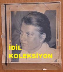 TÜRKİYE CUMHURİYETİ ESKİ BAŞBAKANI TANSU ÇİLLER'İN AJANS-BASIN FOTOĞRAFI (KAĞIT BASKI) - 28 x 21 cm EBADINDA - TANSU ÇİLLER