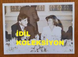 TÜRKİYE CUMHURİYETİ ESKİ BAŞBAKANI TANSU ÇİLLER'İN ORİJİNAL 2'Lİ AJANS-BASIN FOTOĞRAFI SETİ - 11 x 8 cm EBADINDA - TANSU ÇİLLER YEMEK MASASINDA Eczacıbaşı Holding sahiplerinden ve Tüsiad Başkanı Bülent Eczacıbaşı ile SOHBET EDERKEN ÇEKİLMİŞ 2 FARKLI KARE