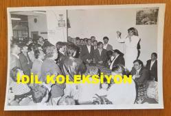 TÜRKİYE CUMHURİYETİ ESKİ BAŞBAKANI TANSU ÇİLLER'İN ORİJİNAL AJANS-BASIN FOTOĞRAFI - 18 x 12 cm EBADINDA - TANSU ÇİLLER BİR KAHVEHANEDE VATANDAŞLARA KONUŞMA YAPARKEN ÇEKİLMİŞ BİR KARE. 1991