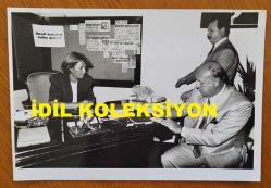 TÜRKİYE CUMHURİYETİ ESKİ BAŞBAKANI TANSU ÇİLLER'İN ORİJİNAL AJANS-BASIN FOTOĞRAFI - 18 x 12 cm EBADINDA - TANSU ÇİLLER ÇALIŞMA MASASINDA OTURURKEN ÇEKİLMİŞ BİR KARE