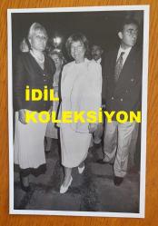 TÜRKİYE CUMHURİYETİ ESKİ BAŞBAKANI TANSU ÇİLLER'İN ORİJİNAL AJANS-BASIN FOTOĞRAFI - 18 x 12 cm EBADINDA - TANSU ÇİLLER GÜLÜMSEYEREK KADRAJA POZ VERİRKEN ÇEKİLMİŞ BİR KARE, 1993