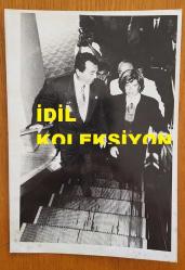 TÜRKİYE CUMHURİYETİ ESKİ BAŞBAKANI TANSU ÇİLLER'İN ORİJİNAL AJANS-BASIN FOTOĞRAFI - 18 x 12 cm EBADINDA - TANSU ÇİLLER MERDİVENLERDEN ÇIKARKEN ÇEKİLMİŞ BİR KARE. 1993