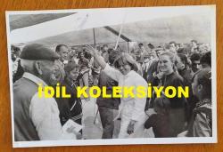 TÜRKİYE CUMHURİYETİ ESKİ BAŞBAKANI TANSU ÇİLLER'İN ORİJİNAL AJANS-BASIN FOTOĞRAFI - 18 x 12 cm EBADINDA - TANSU ÇİLLER HALKI SELAMLARKEN ÇEKİLMİŞ BİR KARE