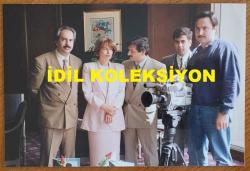 TÜRKİYE CUMHURİYETİ ESKİ BAŞBAKANI TANSU ÇİLLER'İN ORİJİNAL FOTOĞRAFI - 15 x 10 cm EBADINDA - TANSU ÇİLLER, EKONOMİDEN SORUMLU DEVLET BAKANI OLDUĞU DÖNEMDE ''EKONOMİ VİTRİNİ'' EKİBİNDEN TGRT EKONOMİ HABERLERİ MÜDÜRÜ KAMURAN ABACIOĞLU, TGRT EKONOMİ HABERLERİ MÜDÜR YARDIMCISI ŞEREF ÖZATA, YÖNETMEN MURAT ERKER ve KAMERAMAN MEHMET BAŞAK İLE YAN YANA DURURKEN ÇEKİLMİŞ BİR FOTOĞRAF