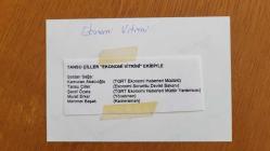 TÜRKİYE CUMHURİYETİ ESKİ BAŞBAKANI TANSU ÇİLLER'İN ORİJİNAL FOTOĞRAFI - 15 x 10 cm EBADINDA - TANSU ÇİLLER, EKONOMİDEN SORUMLU DEVLET BAKANI OLDUĞU DÖNEMDE ''EKONOMİ VİTRİNİ'' EKİBİNDEN TGRT EKONOMİ HABERLERİ MÜDÜRÜ KAMURAN ABACIOĞLU, TGRT EKONOMİ HABERLERİ MÜDÜR YARDIMCISI ŞEREF ÖZATA, YÖNETMEN MURAT ERKER ve KAMERAMAN MEHMET BAŞAK İLE YAN YANA DURURKEN ÇEKİLMİŞ BİR FOTOĞRAF