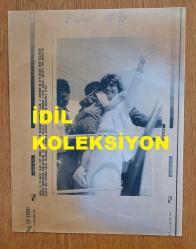 TÜRKİYE CUMHURİYETİ ESKİ BAŞBAKANI TANSU ÇİLLER'İN AJANS-BASIN FOTOĞRAFI (KAĞIT BASKI) - 21 x 17 cm EBADINDA - TANSU ÇİLLER, HATAY'IN SAMANDAĞ İLÇESİNDE KUCAĞINA BİR ÇOCUĞU ALIP EL SALLARKEN. 1995
