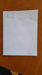 TÜRKİYE CUMHURİYETİ ESKİ BAŞBAKANI TANSU ÇİLLER'İN AJANS-BASIN FOTOĞRAFI (KAĞIT BASKI) - 21 x 17 cm EBADINDA - TANSU ÇİLLER, HATAY'IN SAMANDAĞ İLÇESİNDE KUCAĞINA BİR ÇOCUĞU ALIP EL SALLARKEN. 1995