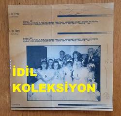 TÜRKİYE CUMHURİYETİ ESKİ BAŞBAKANI TANSU ÇİLLER'İN AJANS-BASIN FOTOĞRAFI (KAĞIT BASKI) - 22 x 21 cm EBADINDA - TANSU ÇİLLER, DENİZKÖŞKLER İLKÖĞRETİM OKULU ANA SINIFINDAKİ KIZ ÖĞRENCİLERLE TOPLUCA POZ VERİRKEN. 1993