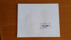 TÜRKİYE CUMHURİYETİ ESKİ BAŞBAKANI TANSU ÇİLLER'İN AJANS-BASIN FOTOĞRAFI (KAĞIT BASKI) - 21 x 17 cm EBADINDA - TANSU ÇİLLER, MASASINA GELEN BİR ÇOCUKLA POZ VERİRKEN