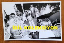 TÜRKİYE CUMHURİYETİ ESKİ BAŞBAKANI TANSU ÇİLLER'İN ORİJİNAL AJANS-BASIN FOTOĞRAFI - 18 x 12 cm EBADINDA - TANSU ÇİLLER, YANINA GETİRİLEN BİR ÇOCUĞU SEVERKEN ÇEKİLMİŞ BİR KARE