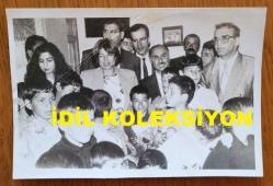 TÜRKİYE CUMHURİYETİ ESKİ BAŞBAKANI TANSU ÇİLLER'İN ORİJİNAL AJANS-BASIN FOTOĞRAFI - 13 x 9 cm EBADINDA - TANSU ÇİLLER, ZİYARET ETTİĞİ ÇOCUKLARLA BİRLİKTEYKEN ÇEKİLMİŞ BİR KARE