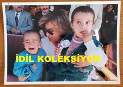 TÜRKİYE CUMHURİYETİ ESKİ BAŞBAKANI TANSU ÇİLLER'İN ORİJİNAL FOTOĞRAFI - 18 x 12,5 cm EBADINDA - TANSU ÇİLLER, ERZURUM'DA YANINA GETİRİLEN 2 ÇOCUĞU KOLLARI ARASINA ALIP SEVDİĞİ ANLARDA ÇEKİLMİŞ BİR FOTOĞRAF. (ORHAN BOZKURT. EKİM 1994)