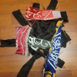 LOT.5 » BİR POŞET DOLUSU EŞE DOSTA DAĞITMALIK KABE VE RAVZA ÖRTÜLERİ PARÇALARI.