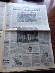 Cumhuriyet Gazetesi - Turkish Newspaper - 23 Ağustos 1994 - öğretmenlik borsada - biniciler bastırdı Koç büyük Konstantinus'tan Fatih Sultan Mehmet'e konulu sempozyumu iptal etti - Erken seçim yolu açılıyor - Dev Sol 3 itirafçıyı öldürdü - Ankara Bursa İzmir Antalya ve Konya'daki yangınlarda sabotaj olasılığı - Garanti bankası'ndan sendikal baskı - Fatih askerlik şubesine bomba 3 ölü 4 yaralı - İmam Hatip için partilerden işbirliği - solun kılavuzu yazan İlhan Selçuk - her yerde Fethullah yazan Hikmet Çetinkaya - Nadir Nadi eşi Berin hanım ve Yaşar Kemal birlikte Fotoğrafı - Diyarbakır valisi Doğan Hatipoğlu'ndan Başbakan Tansu Çillere su uyarısı - Refah Partisi hükümete şartlı destek vaat etti - küba'ya abluka tehdidi - Şeriat ve Alevilik yazan Cemal Şener Miyase İlknur Yazı Dizisi - Şahkulu Sultan Derneği Başkanı Mehmet Ali Yılmazkaya - Fenerbahçe Azerbaycan'ın Turan takımıyla en rahat maçını yapıyor - Galatasaray rakibi Avenir Beggen İzmir'de - Hayrettin için Galatasaray bitti