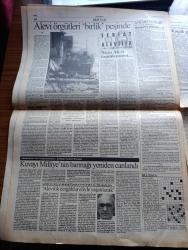 Cumhuriyet Gazetesi - Turkish Newspaper - 23 Ağustos 1994 - öğretmenlik borsada - biniciler bastırdı Koç büyük Konstantinus'tan Fatih Sultan Mehmet'e konulu sempozyumu iptal etti - Erken seçim yolu açılıyor - Dev Sol 3 itirafçıyı öldürdü - Ankara Bursa İzmir Antalya ve Konya'daki yangınlarda sabotaj olasılığı - Garanti bankası'ndan sendikal baskı - Fatih askerlik şubesine bomba 3 ölü 4 yaralı - İmam Hatip için partilerden işbirliği - solun kılavuzu yazan İlhan Selçuk - her yerde Fethullah yazan Hikmet Çetinkaya - Nadir Nadi eşi Berin hanım ve Yaşar Kemal birlikte Fotoğrafı - Diyarbakır valisi Doğan Hatipoğlu'ndan Başbakan Tansu Çillere su uyarısı - Refah Partisi hükümete şartlı destek vaat etti - küba'ya abluka tehdidi - Şeriat ve Alevilik yazan Cemal Şener Miyase İlknur Yazı Dizisi - Şahkulu Sultan Derneği Başkanı Mehmet Ali Yılmazkaya - Fenerbahçe Azerbaycan'ın Turan takımıyla en rahat maçını yapıyor - Galatasaray rakibi Avenir Beggen İzmir'de - Hayrettin için Galatasaray bitti