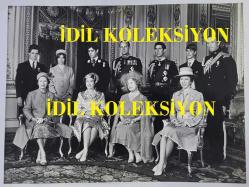 İNGİLTERE KRALİYET AİLESİNE AİT ORİJİNAL FOTOĞRAF - (AN ORIGINAL PHOTOGRAPH OF THE BRITISH ROYAL FAMILY TAKEN IN 1980.) - 20 x 15 cm EBADINDA - KRALİÇE 2. ELİZABETH'İN ANNESİ ELİZABETH BOWES-LYON'UN 80. DOĞUM GÜNÜ ŞEREFİNE ST. PAUL KATEDRALİ'NDE YAPILAN ŞÜKRAN AYİNİNDE KRALİYET AİLESİ ÜYELERİNİN TOPLUCA ÇEKTİRDİKLERİ BİR FOTOĞRAF.  FOTOĞRAFTA, KRALİÇE 2. ELİZABETH, ELİZABETH BOWES-LYON, PRENSES ANNE, PRENSES MARGARET, PRENS PHİLİP, PRENS CHARLES, ANDREW MOUNTBATTEN WİNDSOR, MARK PHİLLİPS, EDİNBURGH DÜKÜ PRENS EDWARD, DAVİD ARMSTRONG-JONES VE SARAH CHATTO YER ALMAKTADIR. - A PHOTOGRAPH OF MEMBERS OF THE ROYAL FAMILY AT A THANKSGIVING SERVICE IN ST. PAUL'S CATHEDRAL IN HONOR OF THE 80TH BIRTHDAY OF QUEEN ELIZABETH II'S MOTHER, ELIZABETH BOWES -THE PHOTOGRAPH INCLUDES QUEEN ELIZABETH II, ELIZABETH BOWES-LYON, PRINCESS ANNE, PRINCESS MARGARET, PRINCE PHILIP, PRINCE CHARLES, ANDREW MOUNTBATTEN WINDSOR, MARK PHILLIPS, PRINCE EDWARD, DUKE OF EDINBURGH, DAVID ARMSTRONG-JONES, AND SARAH CHATTO.