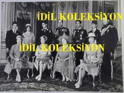 İNGİLTERE KRALİYET AİLESİNE AİT ORİJİNAL FOTOĞRAF - (AN ORIGINAL PHOTOGRAPH OF THE BRITISH ROYAL FAMILY TAKEN IN 1980.) - 20 x 15 cm EBADINDA - KRALİÇE 2. ELİZABETH'İN ANNESİ ELİZABETH BOWES-LYON'UN 80. DOĞUM GÜNÜ ŞEREFİNE ST. PAUL KATEDRALİ'NDE YAPILAN ŞÜKRAN AYİNİNDE KRALİYET AİLESİ ÜYELERİNİN TOPLUCA ÇEKTİRDİKLERİ BİR FOTOĞRAF.  FOTOĞRAFTA, KRALİÇE 2. ELİZABETH, ELİZABETH BOWES-LYON, PRENSES ANNE, PRENSES MARGARET, PRENS PHİLİP, PRENS CHARLES, ANDREW MOUNTBATTEN WİNDSOR, MARK PHİLLİPS, EDİNBURGH DÜKÜ PRENS EDWARD, DAVİD ARMSTRONG-JONES VE SARAH CHATTO YER ALMAKTADIR. - A PHOTOGRAPH OF MEMBERS OF THE ROYAL FAMILY AT A THANKSGIVING SERVICE IN ST. PAUL'S CATHEDRAL IN HONOR OF THE 80TH BIRTHDAY OF QUEEN ELIZABETH II'S MOTHER, ELIZABETH BOWES -THE PHOTOGRAPH INCLUDES QUEEN ELIZABETH II, ELIZABETH BOWES-LYON, PRINCESS ANNE, PRINCESS MARGARET, PRINCE PHILIP, PRINCE CHARLES, ANDREW MOUNTBATTEN WINDSOR, MARK PHILLIPS, PRINCE EDWARD, DUKE OF EDINBURGH, DAVID ARMSTRONG-JONES, AND SARAH CHATTO.
