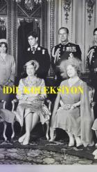 İNGİLTERE KRALİYET AİLESİNE AİT ORİJİNAL FOTOĞRAF - (AN ORIGINAL PHOTOGRAPH OF THE BRITISH ROYAL FAMILY TAKEN IN 1980.) - 20 x 15 cm EBADINDA - KRALİÇE 2. ELİZABETH'İN ANNESİ ELİZABETH BOWES-LYON'UN 80. DOĞUM GÜNÜ ŞEREFİNE ST. PAUL KATEDRALİ'NDE YAPILAN ŞÜKRAN AYİNİNDE KRALİYET AİLESİ ÜYELERİNİN TOPLUCA ÇEKTİRDİKLERİ BİR FOTOĞRAF.  FOTOĞRAFTA, KRALİÇE 2. ELİZABETH, ELİZABETH BOWES-LYON, PRENSES ANNE, PRENSES MARGARET, PRENS PHİLİP, PRENS CHARLES, ANDREW MOUNTBATTEN WİNDSOR, MARK PHİLLİPS, EDİNBURGH DÜKÜ PRENS EDWARD, DAVİD ARMSTRONG-JONES VE SARAH CHATTO YER ALMAKTADIR. - A PHOTOGRAPH OF MEMBERS OF THE ROYAL FAMILY AT A THANKSGIVING SERVICE IN ST. PAUL'S CATHEDRAL IN HONOR OF THE 80TH BIRTHDAY OF QUEEN ELIZABETH II'S MOTHER, ELIZABETH BOWES -THE PHOTOGRAPH INCLUDES QUEEN ELIZABETH II, ELIZABETH BOWES-LYON, PRINCESS ANNE, PRINCESS MARGARET, PRINCE PHILIP, PRINCE CHARLES, ANDREW MOUNTBATTEN WINDSOR, MARK PHILLIPS, PRINCE EDWARD, DUKE OF EDINBURGH, DAVID ARMSTRONG-JONES, AND SARAH CHATTO.