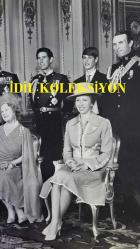 İNGİLTERE KRALİYET AİLESİNE AİT ORİJİNAL FOTOĞRAF - (AN ORIGINAL PHOTOGRAPH OF THE BRITISH ROYAL FAMILY TAKEN IN 1980.) - 20 x 15 cm EBADINDA - KRALİÇE 2. ELİZABETH'İN ANNESİ ELİZABETH BOWES-LYON'UN 80. DOĞUM GÜNÜ ŞEREFİNE ST. PAUL KATEDRALİ'NDE YAPILAN ŞÜKRAN AYİNİNDE KRALİYET AİLESİ ÜYELERİNİN TOPLUCA ÇEKTİRDİKLERİ BİR FOTOĞRAF.  FOTOĞRAFTA, KRALİÇE 2. ELİZABETH, ELİZABETH BOWES-LYON, PRENSES ANNE, PRENSES MARGARET, PRENS PHİLİP, PRENS CHARLES, ANDREW MOUNTBATTEN WİNDSOR, MARK PHİLLİPS, EDİNBURGH DÜKÜ PRENS EDWARD, DAVİD ARMSTRONG-JONES VE SARAH CHATTO YER ALMAKTADIR. - A PHOTOGRAPH OF MEMBERS OF THE ROYAL FAMILY AT A THANKSGIVING SERVICE IN ST. PAUL'S CATHEDRAL IN HONOR OF THE 80TH BIRTHDAY OF QUEEN ELIZABETH II'S MOTHER, ELIZABETH BOWES -THE PHOTOGRAPH INCLUDES QUEEN ELIZABETH II, ELIZABETH BOWES-LYON, PRINCESS ANNE, PRINCESS MARGARET, PRINCE PHILIP, PRINCE CHARLES, ANDREW MOUNTBATTEN WINDSOR, MARK PHILLIPS, PRINCE EDWARD, DUKE OF EDINBURGH, DAVID ARMSTRONG-JONES, AND SARAH CHATTO.