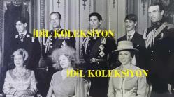 İNGİLTERE KRALİYET AİLESİNE AİT ORİJİNAL FOTOĞRAF - (AN ORIGINAL PHOTOGRAPH OF THE BRITISH ROYAL FAMILY TAKEN IN 1980.) - 20 x 15 cm EBADINDA - KRALİÇE 2. ELİZABETH'İN ANNESİ ELİZABETH BOWES-LYON'UN 80. DOĞUM GÜNÜ ŞEREFİNE ST. PAUL KATEDRALİ'NDE YAPILAN ŞÜKRAN AYİNİNDE KRALİYET AİLESİ ÜYELERİNİN TOPLUCA ÇEKTİRDİKLERİ BİR FOTOĞRAF.  FOTOĞRAFTA, KRALİÇE 2. ELİZABETH, ELİZABETH BOWES-LYON, PRENSES ANNE, PRENSES MARGARET, PRENS PHİLİP, PRENS CHARLES, ANDREW MOUNTBATTEN WİNDSOR, MARK PHİLLİPS, EDİNBURGH DÜKÜ PRENS EDWARD, DAVİD ARMSTRONG-JONES VE SARAH CHATTO YER ALMAKTADIR. - A PHOTOGRAPH OF MEMBERS OF THE ROYAL FAMILY AT A THANKSGIVING SERVICE IN ST. PAUL'S CATHEDRAL IN HONOR OF THE 80TH BIRTHDAY OF QUEEN ELIZABETH II'S MOTHER, ELIZABETH BOWES -THE PHOTOGRAPH INCLUDES QUEEN ELIZABETH II, ELIZABETH BOWES-LYON, PRINCESS ANNE, PRINCESS MARGARET, PRINCE PHILIP, PRINCE CHARLES, ANDREW MOUNTBATTEN WINDSOR, MARK PHILLIPS, PRINCE EDWARD, DUKE OF EDINBURGH, DAVID ARMSTRONG-JONES, AND SARAH CHATTO.
