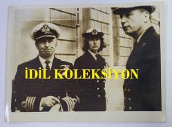 KRAL III. CHARLES'IN (CHARLES PHILIP ARTHUR GEORGE) ORİJİNAL 3'LÜ HABER AJANSI BASIM FOTOĞRAFI SETİ - NEWS AGENCY PHOTO (3)OF CHARLES III, (CHARLES PHILIP ARTHUR GEORGE) - 20 x 15 cm EBADINDA - PAZARTESİ GÜNÜ (29-9-1975) GÜNEY LONDRA'DAKİ GREENWİCH KRALİYET DENİZCİLİK KOLEJİ'NDE BİRKAÇ ENDİŞELİ AN YAŞANDI. GERÇEKTE PANİK HAVASI YOKTU. KAPTAN R.E. WİLSON DUDAKLARINI BÜZDÜ VE SESSİZCE KOL SAATİNE BİR KEZ DAHA BAKTI. KOLEJİN BAŞKANI TUĞAMİRAL DEREK BAZALGETTE VE BİRİNCİ SUBAY PATRİCİA WİNTERS, PRENS CHARLES'I BEKLİYORDU. - (THERE WERE A FRW ANXIOUS MOMENTS AT THE ROYAL NAVAL COLLEGE AT GREENWICH, SOUTH LONDON, ON MONDAY (29-9-1975). NOTHING AQPPROACHING PANIC, REALLY. CAPTAIN R.E. WILSON PURSES HIS LIPS AND QUIETLY STEALS ANOTHER LOOK AT HIS WRIST WATCH. REAR ADMIRAL DEREK BAZALGETTE, ADMIRAL PRESIDENT OF THE COLLEGE, AND WREN FIRST OFFICER PATRICIA WINTERS STAND BY FOR PRINCE CHARLES.) - ÖZEL ARŞİV