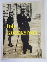 KRAL III. CHARLES'IN (CHARLES PHILIP ARTHUR GEORGE) ORİJİNAL 3'LÜ HABER AJANSI BASIM FOTOĞRAFI SETİ - NEWS AGENCY PHOTO (3)OF CHARLES III, (CHARLES PHILIP ARTHUR GEORGE) - 20 x 15 cm EBADINDA - PAZARTESİ GÜNÜ (29-9-1975) GÜNEY LONDRA'DAKİ GREENWİCH KRALİYET DENİZCİLİK KOLEJİ'NDE BİRKAÇ ENDİŞELİ AN YAŞANDI. GERÇEKTE PANİK HAVASI YOKTU. KAPTAN R.E. WİLSON DUDAKLARINI BÜZDÜ VE SESSİZCE KOL SAATİNE BİR KEZ DAHA BAKTI. KOLEJİN BAŞKANI TUĞAMİRAL DEREK BAZALGETTE VE BİRİNCİ SUBAY PATRİCİA WİNTERS, PRENS CHARLES'I BEKLİYORDU. - (THERE WERE A FRW ANXIOUS MOMENTS AT THE ROYAL NAVAL COLLEGE AT GREENWICH, SOUTH LONDON, ON MONDAY (29-9-1975). NOTHING AQPPROACHING PANIC, REALLY. CAPTAIN R.E. WILSON PURSES HIS LIPS AND QUIETLY STEALS ANOTHER LOOK AT HIS WRIST WATCH. REAR ADMIRAL DEREK BAZALGETTE, ADMIRAL PRESIDENT OF THE COLLEGE, AND WREN FIRST OFFICER PATRICIA WINTERS STAND BY FOR PRINCE CHARLES.) - ÖZEL ARŞİV