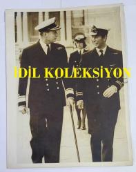 KRAL III. CHARLES'IN (CHARLES PHILIP ARTHUR GEORGE) ORİJİNAL 3'LÜ HABER AJANSI BASIM FOTOĞRAFI SETİ - NEWS AGENCY PHOTO (3)OF CHARLES III, (CHARLES PHILIP ARTHUR GEORGE) - 20 x 15 cm EBADINDA - PAZARTESİ GÜNÜ (29-9-1975) GÜNEY LONDRA'DAKİ GREENWİCH KRALİYET DENİZCİLİK KOLEJİ'NDE BİRKAÇ ENDİŞELİ AN YAŞANDI. GERÇEKTE PANİK HAVASI YOKTU. KAPTAN R.E. WİLSON DUDAKLARINI BÜZDÜ VE SESSİZCE KOL SAATİNE BİR KEZ DAHA BAKTI. KOLEJİN BAŞKANI TUĞAMİRAL DEREK BAZALGETTE VE BİRİNCİ SUBAY PATRİCİA WİNTERS, PRENS CHARLES'I BEKLİYORDU. - (THERE WERE A FRW ANXIOUS MOMENTS AT THE ROYAL NAVAL COLLEGE AT GREENWICH, SOUTH LONDON, ON MONDAY (29-9-1975). NOTHING AQPPROACHING PANIC, REALLY. CAPTAIN R.E. WILSON PURSES HIS LIPS AND QUIETLY STEALS ANOTHER LOOK AT HIS WRIST WATCH. REAR ADMIRAL DEREK BAZALGETTE, ADMIRAL PRESIDENT OF THE COLLEGE, AND WREN FIRST OFFICER PATRICIA WINTERS STAND BY FOR PRINCE CHARLES.) - ÖZEL ARŞİV