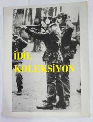 KRAL III. CHARLES'IN (CHARLES PHILIP ARTHUR GEORGE) ORİJİNAL HABER AJANSI BASIM FOTOĞRAFI - NEWS AGENCY PHOTO OF CHARLES III, (CHARLES PHILIP ARTHUR GEORGE) - 20 x 15 cm EBADINDA - SAVAŞ UÇAKLARI, SAVAŞ GEMİLERİ VE TANKLARI KULLANDIKTAN SONRA, HER İŞE EL ATAN ASKERİ UZMAN PRENS CHARLES, 31 OCAK'TA MAKİNELİ TÜFEK KULLANMAYI DENEDİ. BATI BERLİN'DEKİ TATBİKATLARDA BULUNAN İNGİLİZ PARAŞÜT ALAYI'NIN İKİNCİ TABURU 