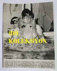 KRAL III. CHARLES'IN (CHARLES PHILIP ARTHUR GEORGE) ORİJİNAL HABER AJANSI BASIM FOTOĞRAFI - NEWS AGENCY PHOTO OF CHARLES III, (CHARLES PHILIP ARTHUR GEORGE) - 18 x 14 cm EBADINDA - PRENS CHARLES, İNGİLTERE'NİN GÜNEYİNDEKİ HAMPSHİRE, GOSPORT'TA BULUNAN HMS DOLPHİN DENİZALTI OKULUNDAKİ DENİZALTIDAN KAÇIŞ EĞİTİM TANKINDAN HIZLA FIRLIYOR. PRENS CHARLES, 18 METRELİK KAÇIŞ TANKINDAN ÇIKARKEN, EĞİTMENLER BAŞ ASTSUBAY MİCK SOUTHWOOD VE BAŞ ASTSUBAY DAVİD MALTBY TARAFINDAN İZLENİYOR. - (PRINCE CHARLES ROCKETS FROM THE SUBMARINE ESCAPE TRAINING TANK AT THE SUBMARINE SCHOOL HMS DOLPHIN, A SHORE TRAINING ESTEBLISHMENT AT GOSPORT, HAMPSHIRE, IN SOUTHERN ENGLAND. THE PRINCE CHRALES EMERGES FROM THE SIXTY-FOOT ESCAPE, WATCHED BY INSTRUCTORS CHIEF PETTY OFFICER MICK SOUTHWOOD AND CHIEF PETTY OFFICER DAVID MALTBY.) - ÖZEL ARŞİV