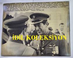 KRAL III. CHARLES'IN (CHARLES PHILIP ARTHUR GEORGE) ORİJİNAL HABER AJANSI BASIM FOTOĞRAFI - NEWS AGENCY PHOTO OF CHARLES III, (CHARLES PHILIP ARTHUR GEORGE) - 23 x 19 cm EBADINDA - PRENS CHARLES, GALLER KRALİYET ALAYI BAŞKOMUTANI SIFATIYLA, CUMA AKŞAMI CHELSEA KRALİYET HASTANESİ'NİN 300. YIL KUTLAMALARINA KATILARAK HASTANE SAKİNLERİYLE BİR ARAYA GELDİĞİNDE, ALAYIN BANDOSU VE DAVULLARI TARAFINDAN GERÇEKLEŞTİRİLEN 