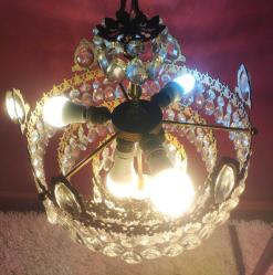 14594-ANTİKA MUHTEŞEM GÜZELLİKDE PİRİNÇ FRANSIZ  SWAROVSKİ KRİSTAL TAŞLAR DÖŞELİ KRAL TAÇLI ÇEMBER AVİZE