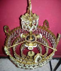 14594-ANTİKA MUHTEŞEM GÜZELLİKDE PİRİNÇ FRANSIZ  SWAROVSKİ KRİSTAL TAŞLAR DÖŞELİ KRAL TAÇLI ÇEMBER AVİZE