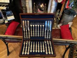 1900 ler başı İngiliz ahşap kutusunda 24 parça gümüş saplı servis bıçağı ve çatalı