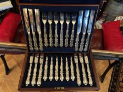 1900 ler başı İngiliz ahşap kutusunda 24 parça gümüş saplı servis bıçağı ve çatalı