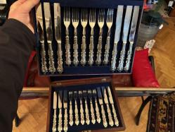 1900 ler başı İngiliz ahşap kutusunda 24 parça gümüş saplı servis bıçağı ve çatalı