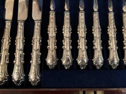 1900 ler başı İngiliz ahşap kutusunda 24 parça gümüş saplı servis bıçağı ve çatalı