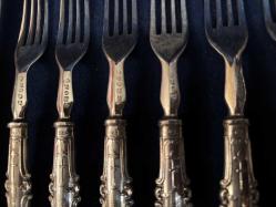 1900 ler başı İngiliz ahşap kutusunda 24 parça gümüş saplı servis bıçağı ve çatalı