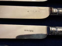 1900 ler başı İngiliz ahşap kutusunda 24 parça gümüş saplı servis bıçağı ve çatalı