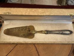 kutusunda İngiliz gümüş saplı altın kaplamalı servis  spatulası